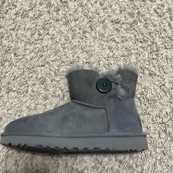 Ugg boot. Never worn. Out of box. - Picture 3 of 4
